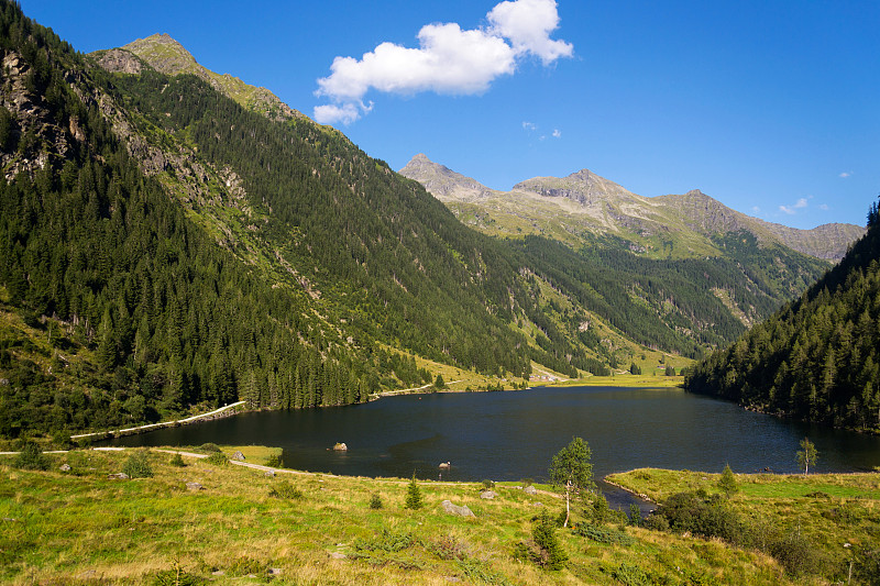 奥地利施拉德明附近的高山湖泊Riesachsee mit Riesachsfalle