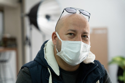 秃顶男人戴着墨镜的肖像