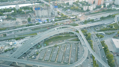 航拍城市道路交汇处和行驶中的通勤列车