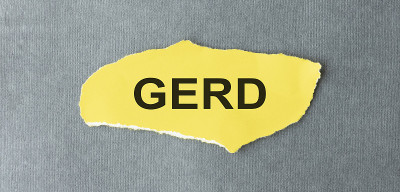 一个写在黄色纸上的单词GERD。