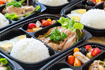 塑料包装的现代泰国食品午餐盒。泰式米饭配猪肉排。