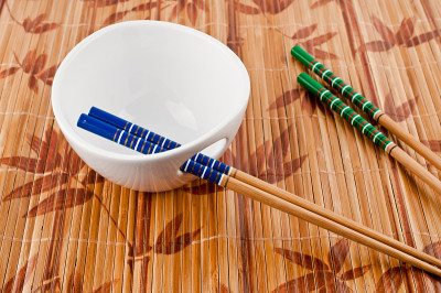 白碗青绿筷子，竹席用餐