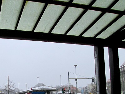 冬雪旧城中心十字路口地下建筑入口遮篷