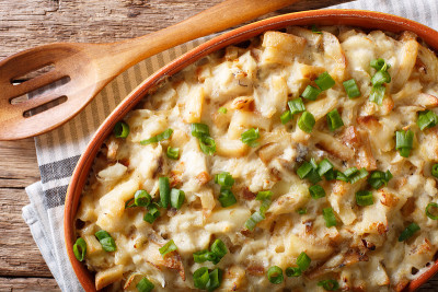 葡萄牙菜:Bacalhau com natas在烘烤盘的特写。水平的俯视图