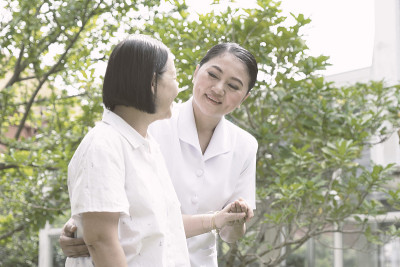 老年妇女呆在家里的户外