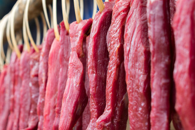 一份牛肉干挂在竹签上晾干