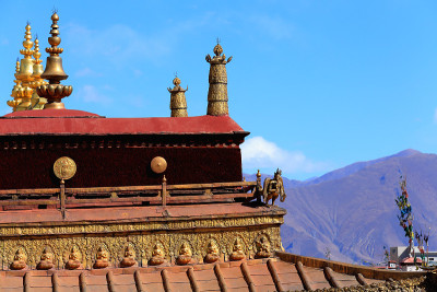 镀金的dhvajas-round -莲花在屋顶上。Jokhang-Lhasa-。1427