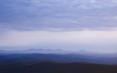 西藏日出美景。晨雾缭绕的风景，五彩缤纷的背景与天际线上的山脉。西藏高原，中国青海省。