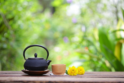户外黑色复古茶壶，带花和杯