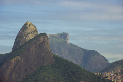 两兄弟山(morro dois irmaos)和加韦亚石(Gavea Stone)的峰顶