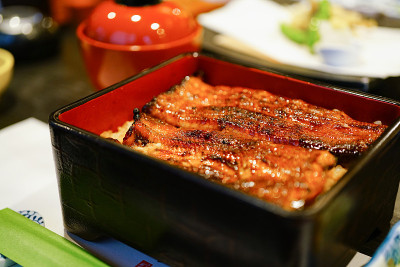 一盒鳗鱼饭