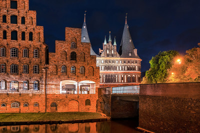 在德国Lübeck，晚上与盐仓库和荷斯坦托一起旅行