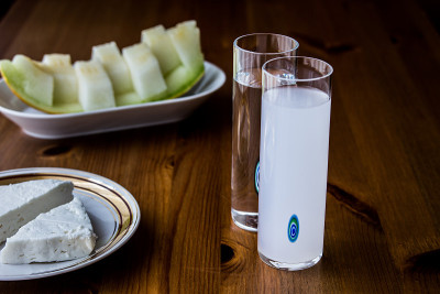土耳其拉基酒配甜瓜和白鹰嘴豆。