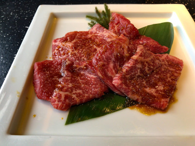 日本烧肉团的生牛肉。