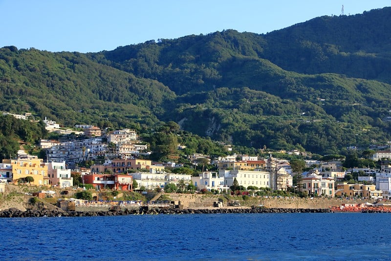 海岸景观与Casamicciola Terme码头，伊斯基亚岛，意大利