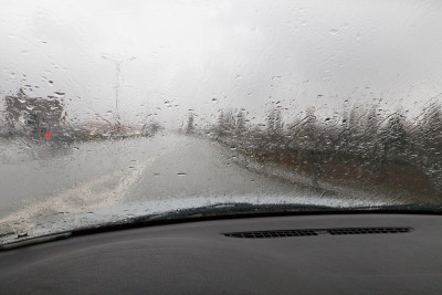 雨天在路上开车