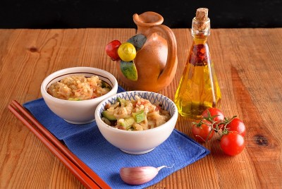 大碗米饭配樱桃番茄和小胡瓜