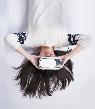 佩戴虚拟现实头盔的女性