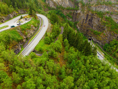 鸟瞰图。公路与隧道在挪威山区
