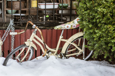自行车被雪挡住了
