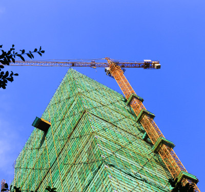 吊塔在建筑工地，建造摩天大楼