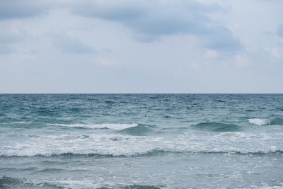 海浪在沙滩上，浪花在海里