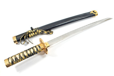 日本武士的武士刀孤立在白色的剑上