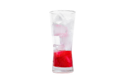 红色花蜜加苏打水和冰