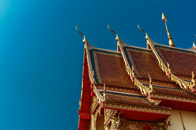 寺庙有美丽的蓝色背景。