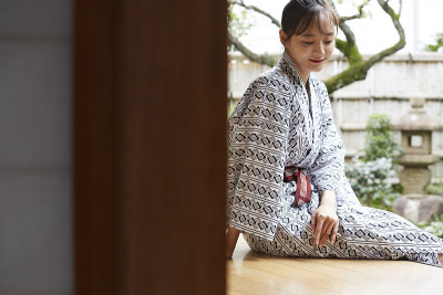 一个年轻的亚洲女人正在日本传统旅馆放松