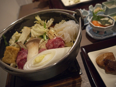 日本传统的寿喜烧火锅肉汤