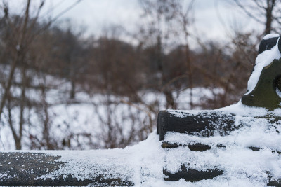 纽约中央公园的雪桥护栏。