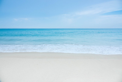 泰国普吉岛海滩上的蓝色海浪