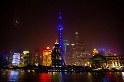 朦胧夜中的上海浦东