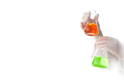 科学家手里拿着装有试管的烧瓶