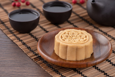 五彩斑斓的月饼、绿豆糕、秀才酥饼为中秋节传统美食点心，合上。