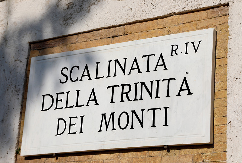 街道的名字，意思是Trinità dei Mont的楼梯