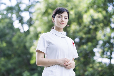 穿着白大褂的年轻女子