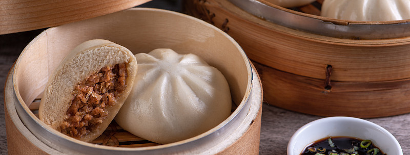 美味的包子，中国的蒸肉包准备吃盘和蒸笼。