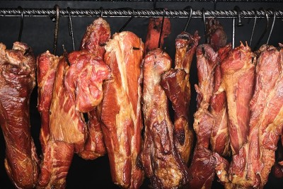黑色背景上的烟熏肉