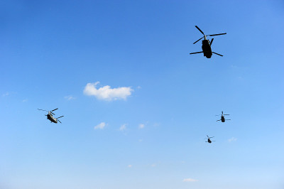 CH-46支努克军用直升机飞行