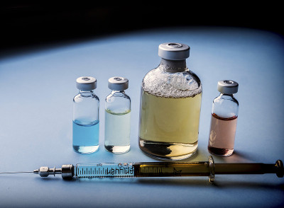 实验室里的几个小瓶和注射器，概念图像