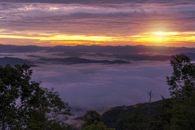 泰国南岛的沙美岛山顶上的海雾的黎明。