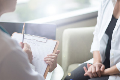 保健概念专业心理医生在心理治疗会诊或咨询诊断健康。重度抑郁症患者(MDD)与医师。