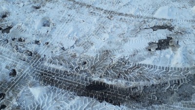 白色的雪地上留下了汽车的车辙