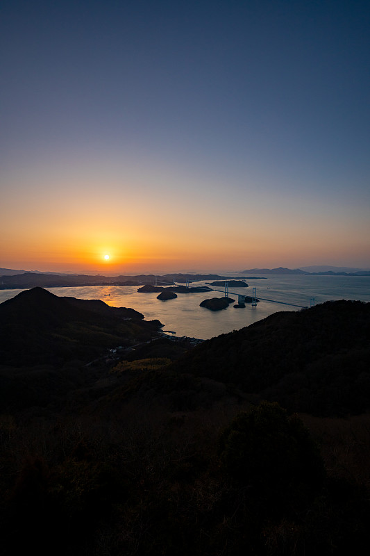 日本濑户内海的久岛桥