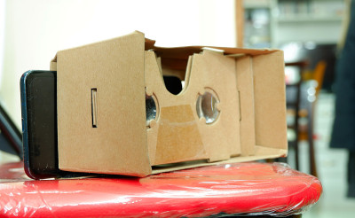 在家里的椅子上用手机DIY VR纸板设备。