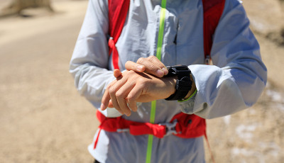 女子trail runner越野跑在沙漠沙丘上