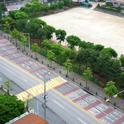标有儿童保护区的道路。
