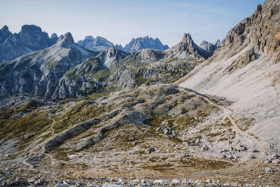 令人难以置信的自然景观周围著名的Tre Cime di Lavaredo。Rifugio Anton
